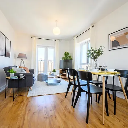 Charlton Heights - 2 Bedroom Apartment Near Cribbs Causeway *