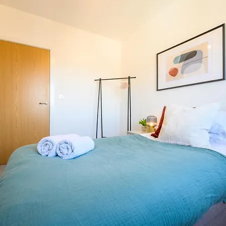 Charlton Heights - 2 Bedroom Apartment Near Cribbs Causeway * Bristol